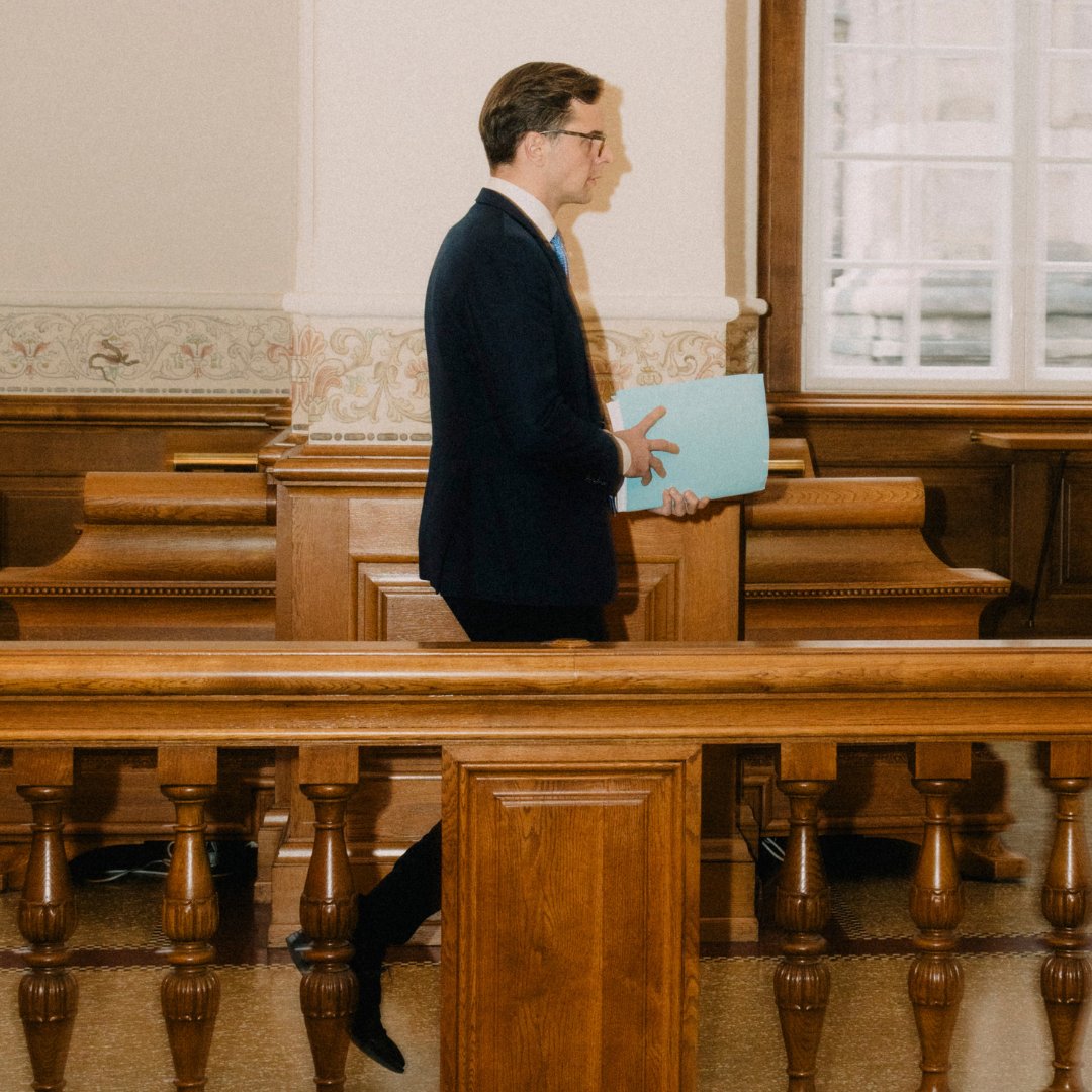AlexVanopslagh's tweet photo. VORES FJENDER ER STÆKKEDE  - SÅ LAD OS DOG TRO LIDT PÅ OS SELV!

En klog mand sagde engang “Bedøm mig på mine fjender!”

Og man må sige, at vi i Vesten har tydelige fjender for tiden. Navnlig Rusland, Iran, Kina og Nordkorea. De ønsker at nedbryde og bekæmpe den liberale samfundsmodel.

Det er skam alvorligt. Alligevel vil jeg ikke som statsministeren bruge tiden på at puste til endnu mere frygt, pessimisme og utryghed.

For når jeg ser ind i 2025, så ser jeg også muligheden for, at Vesten kan slå hårdt igen.

For det går faktisk ikke godt for vores fjender.

Iran er svagere end længe. Israel har smadret Hizbollah – som var Irans store afskrækkelse. De har svækket Hamas. Irans allierede i Syrien, Assad, er faldet. Iran har en gammel og svag leder – og en befolkning, hvor stor dele hungrer efter frihed.

Rusland sidder fast i en udmagrende krig i Ukraine. Inflationen er omkring 10 pct. Rusland mister en generation af unge mænd i krigen - og kan kun rekruttere soldater ved at betale en enormt høj løn til dem. De har endda måttet bede Nordkorea om soldater og våben. Hvis vi Vesten kan fastholde de økonomiske sanktioner mod Rusland og øge støtten yderligere til Ukraine, så kan vi vinde krigen.

Kina står også med store problemer på tærsklen til 2025. Deres indenrigsøkonomi er ødelagt af deflation, lav forbrugertillid og høj gæld. Demografien er imod dem; det er en aldrende befolkning. Og så er de jo kommunister; det er kun gennem undertrykkelse, propaganda og kontrol, at de kan regere. Den slags har det med at give bagslag før eller siden.

Vestens bedste dage behøver ikke at være bag os.

Det er NU, vi skal stå fast og holde fast og øge støtten Ukraine.

Det er NU, vi skal tage os sammen i Europa og styrke vores vækst med massiv afregulering og lavere skatter.

Det er NU, den danske regering bør tale med én stemme, bolstre vores økonomi og entydigt sige fra overfor vores fjender.

Det gør man ikke med en Koranlov, designet til at please mellemøstlige despoter, eller tvetydighed i forholdet til Kina.

Friheden er værd at forsvare. Og det er kun gennem vækst og velstand, at vi har styrken til at forsvare friheden.

Vi kan godt.