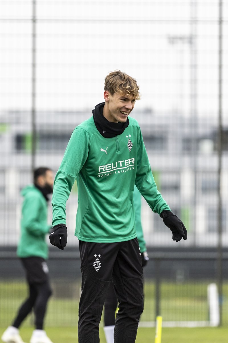 borussia's tweet photo. Endlich 1⃣8⃣🥳 Nur das Beste zum Geburtstag, Niklas #Swider!💚
#FohlenFamilie https://t.co/2beJg30GLF
