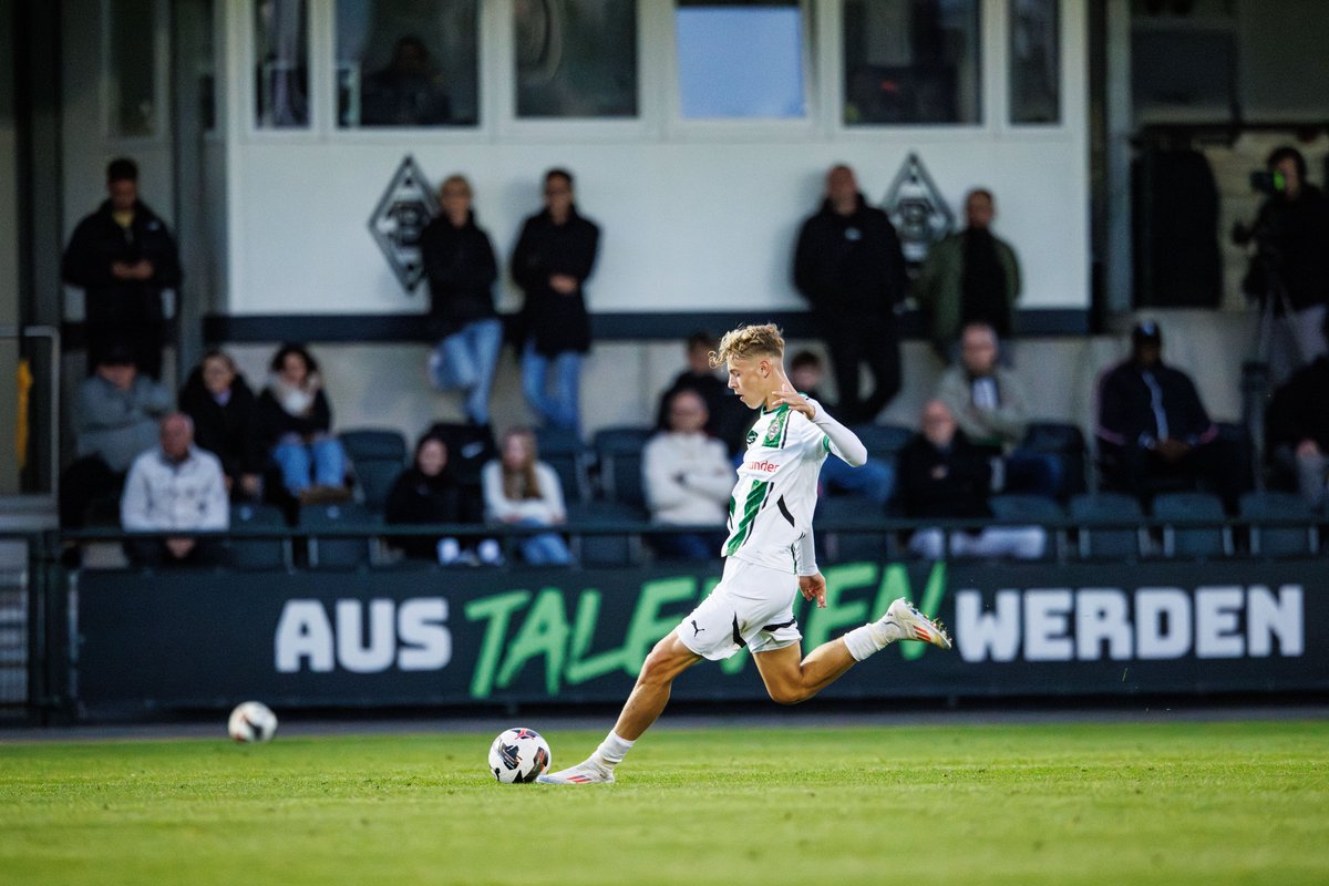 borussia's tweet photo. Endlich 1⃣8⃣🥳 Nur das Beste zum Geburtstag, Niklas #Swider!💚
#FohlenFamilie https://t.co/2beJg30GLF