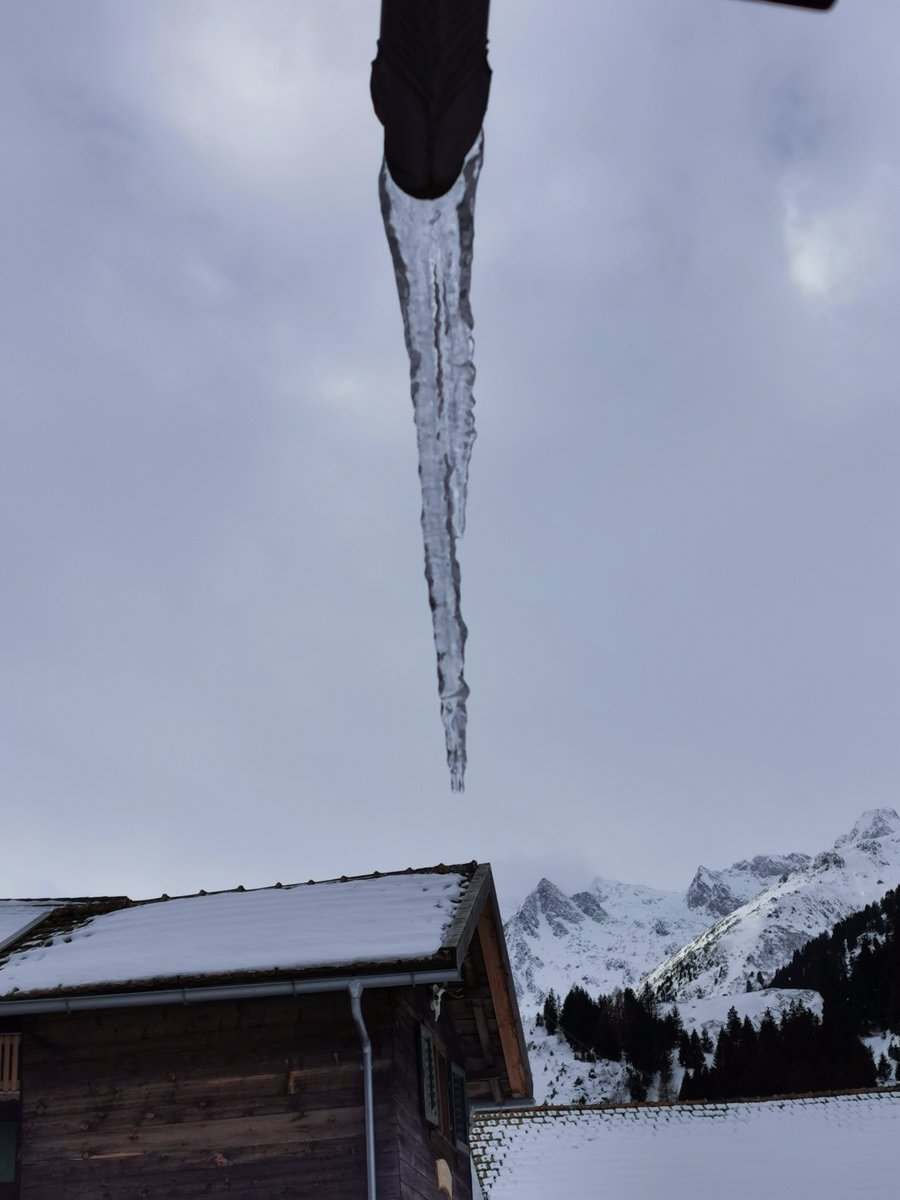 evasundin1's tweet photo. Heute will der Föhnsturm unseren Eisvorrat schmelzen.
#Fuorns https://t.co/n3sSjATJck
