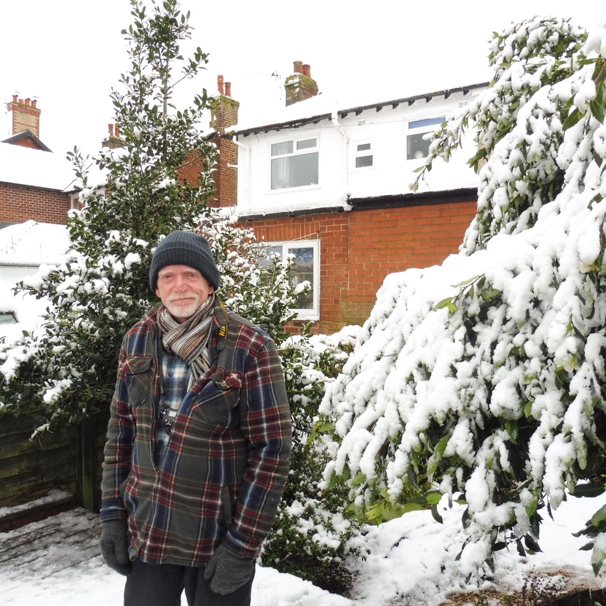 RedWellyWearer's tweet photo. There will be loads of historic photos of the snowy Fylde coast today. But, in the 25 years since I planted our Bay Tree it's branches have never before bent under the weight of snow. #ourhistory https://t.co/dgT5ONjBUK