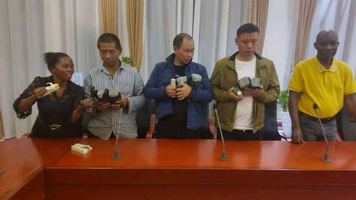 Denismjra's tweet photo. #RDC_Sud_kivu. Après la fuite par expulsion ou exfiltration de 14 chinois exploitants illégaux des mines d’Or au Sud - Kivu, le gouverneur Jean - Jacques Purusi vient de faire arrêter 3 autres avec 800 000 USD en liquide et 12 lingots d'Or.
#rajainfons
#rajafilms https://t.co/tE3hE2gscg