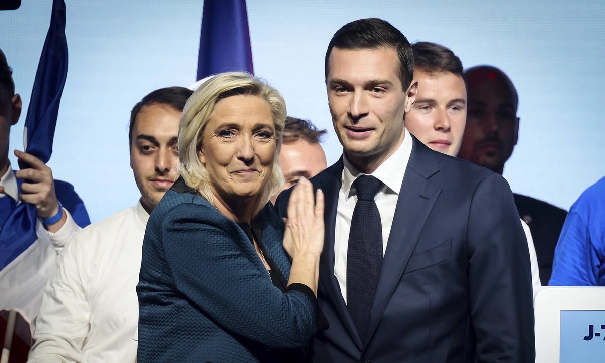 A_Masson06's tweet photo. 🇫🇷 Quelle fierté de voir @J_Bardella et @MLP_officiel en tête du classement des personnalités politiques préférées des Français selon @leJDD ! L’alternance arrive, tenez bon ! https://t.co/jIs0Aw1uAw