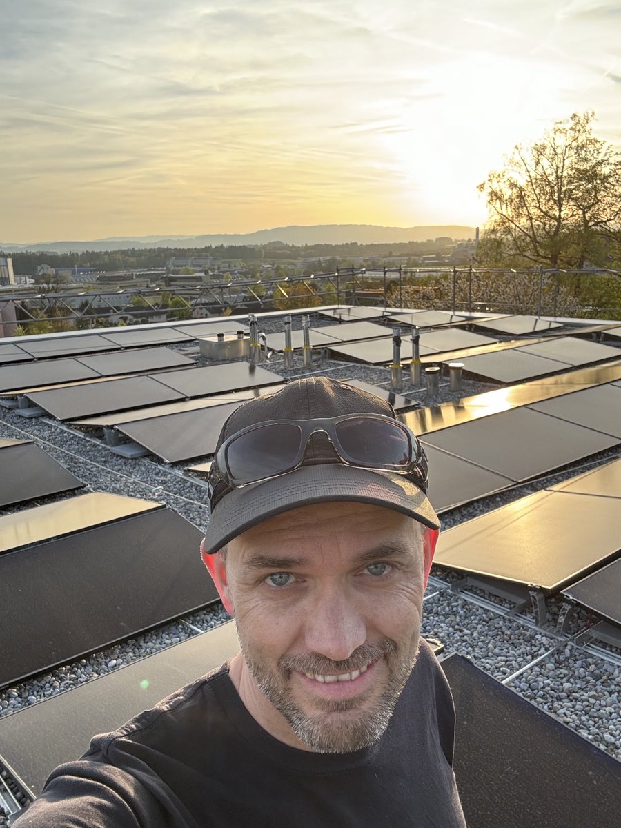tomdawon's tweet image. Diese 32.19 kWp Photovoltaik Anlage (74x Longi 435W HTB, Sun2000-25K-MB0 Hybrid WR) haben wir im #selbstbau mit Materialkosten von CHF 20‘080.- realisiert. Die Versicherung hat nun den Wert der Anlage auf 92‘000.- geschätzt!! 😮🙌 #pvbuddies #diy