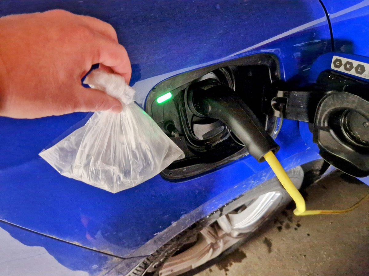 Dagens Macgyver. Laddluckan frös fast (-16C), gick inte att öppna. Bända upp = verkstad (empirisk forskning gjord). Hällde varmvatten i påse, höll mot lucka någon minut. Öppnade som vanligt sen 😄