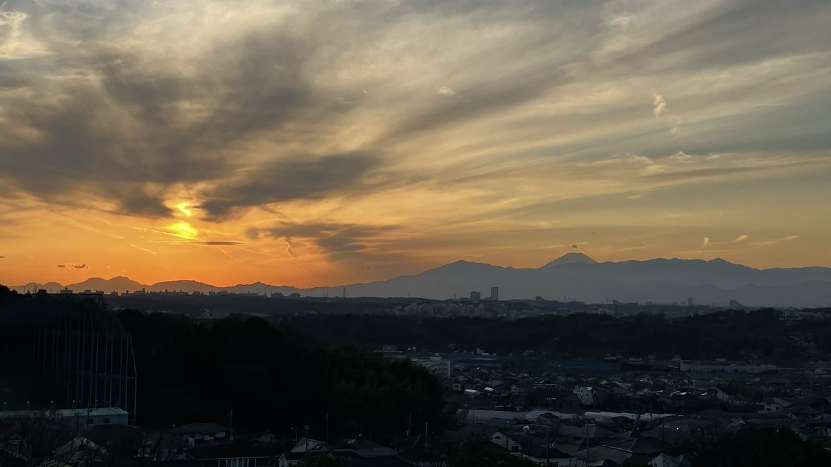 sunzup55's tweet photo. 休暇最後のランニングは、都筑中央公園⇔（ゆうばえのみち）⇔都田公園。川和富士から丹沢越しに本家富士山が見える。 #ランニング #夕焼けラン #都筑緑道 https://t.co/8nfwsBVlVo