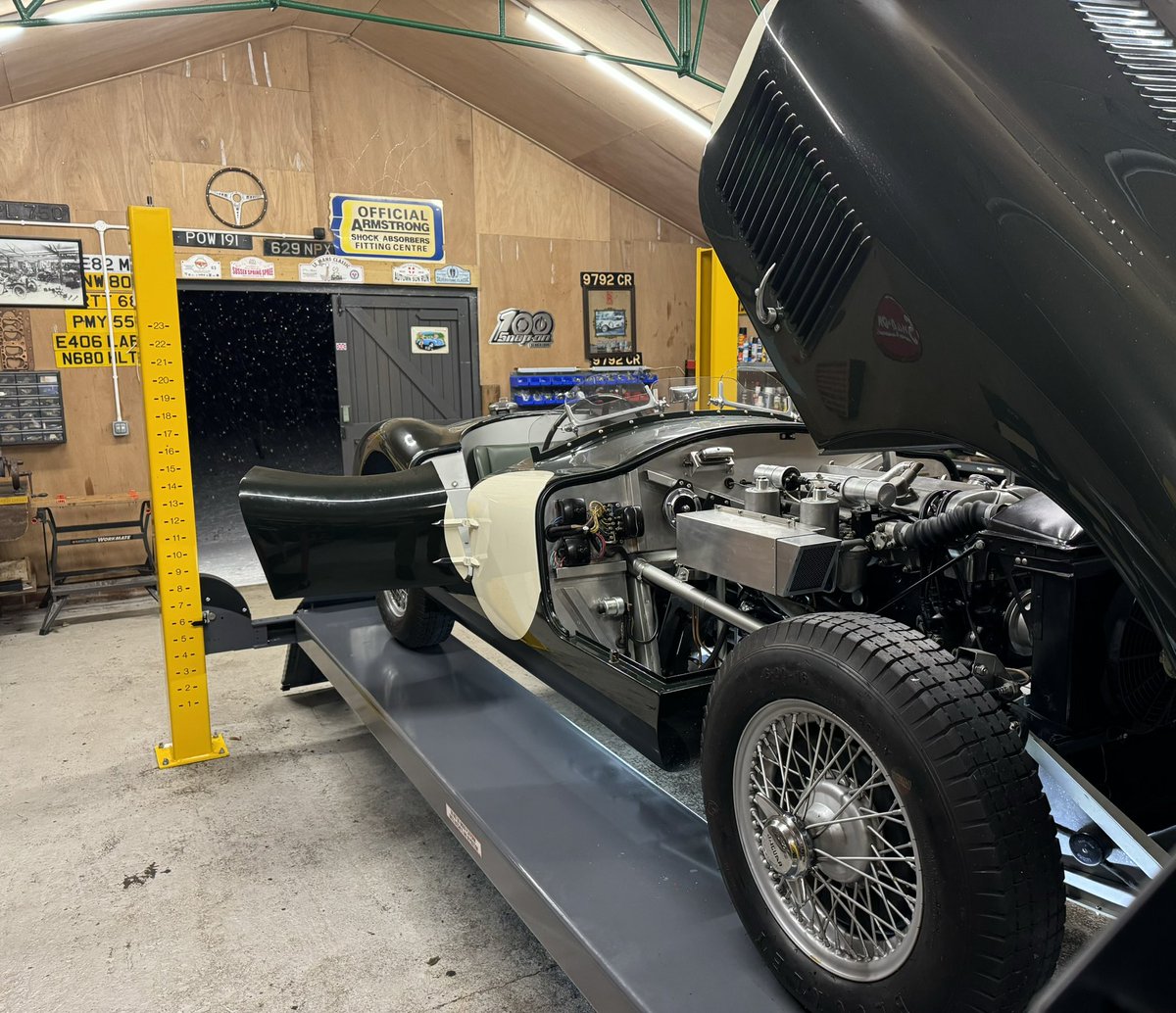 NutleySports's tweet photo. 1952 Jaguar C-Type warming us up last night despite the snow ❄️

#workhardplayhard #jaguar #jaguarctype #jaguarxkc #ctype #sportsracer #lemans #jaguarenthusiastsclub #jaguarowners #jaguarownersclub #jaguarownersclubuk #britishcars #britishclassiccar #nutleysportsprestige https://t.co/Qj8V0JUWUc