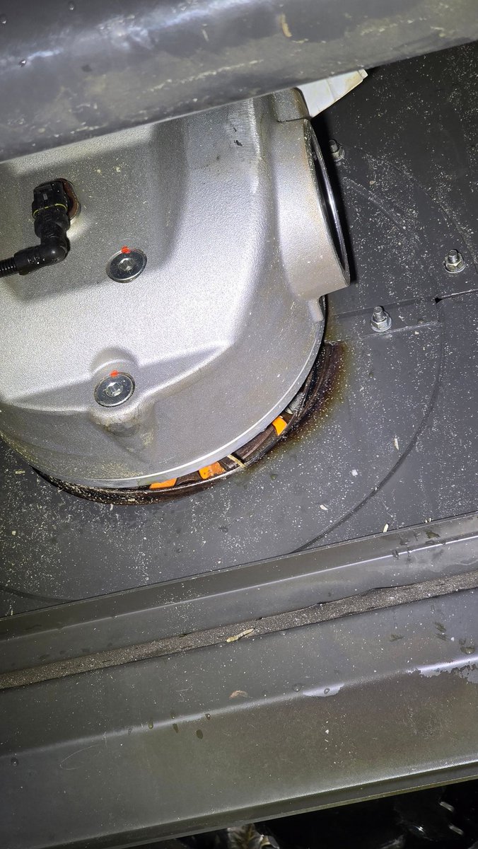 brad_bilney's tweet photo. @luckyimalad @GribbleRC Might be worth having a look at the half moon panels around the rotors. Mine some how shifted out of align and set the chaff between the gearbox and rotor alight. https://t.co/f4zNelb0yq