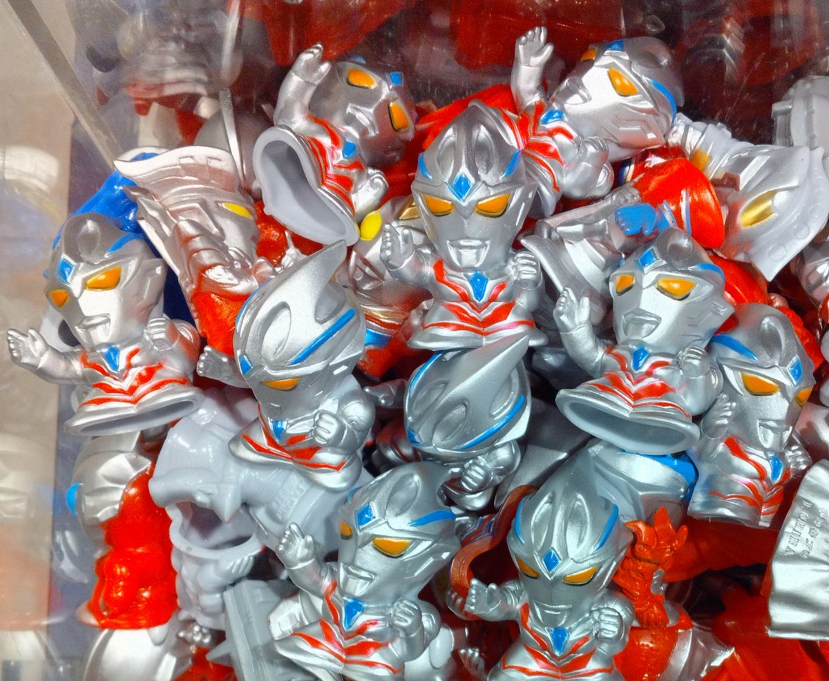 新年に入荷したウルトラマンアークの指人形を確認したら目がオレンジ色