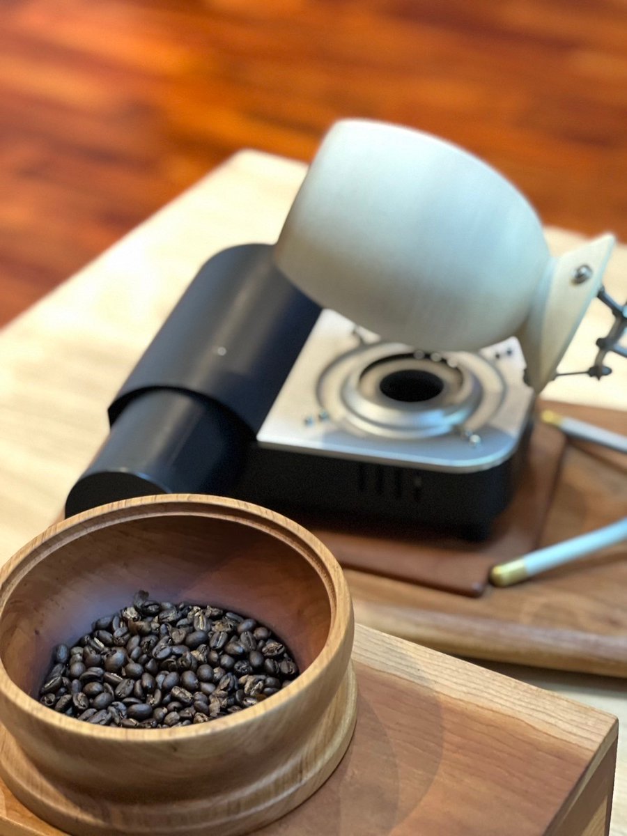buzz_bee_88's tweet photo. 陽が沈む刻、
静かに火を見つめる時のように。
手元の器に湯を注ぎ、
コーヒーの香りが広がるその瞬間、
心がほどける。
今日も土と火の贈り物で、
穏やかなひとときを。☕️
#コーヒーのある暮らし #大地の癒し #奈良の珈琲 #壺の焙煎機 #RoastingMachine #焙煎豆 #おうちカフェ https://t.co/CNgaHRB8sy