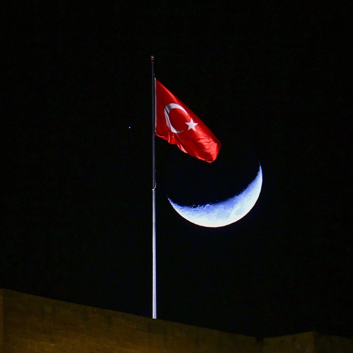 siyahsancakx's tweet photo. ⚪️ Van'da Hilal ve Satürn'ün, Türk bayrağıyla buluştuğu an. 🇹🇷 https://t.co/1qPb0Tul8W