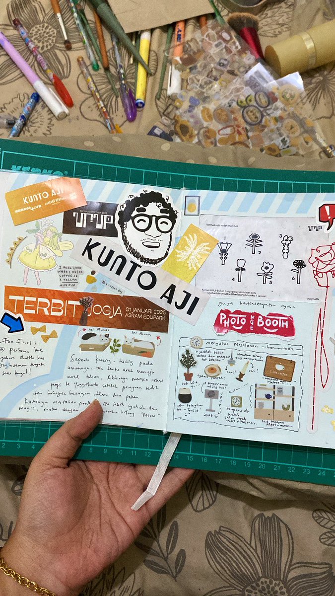 inkarare's tweet photo. kembali journaling di 2025 dengan sisa-sisa kongser urup kemarin 🥹 

tahun depan pisahin stand buat karya teman-teman dong mz @KuntoAjiW soale pingin pilih-pilih sambil hening dari urup studio tapi harus bergelut sama yg beli dan tanya stock ukuran merch baju 🙏🏼🥲 https://t.co/CggUr0MWdJ