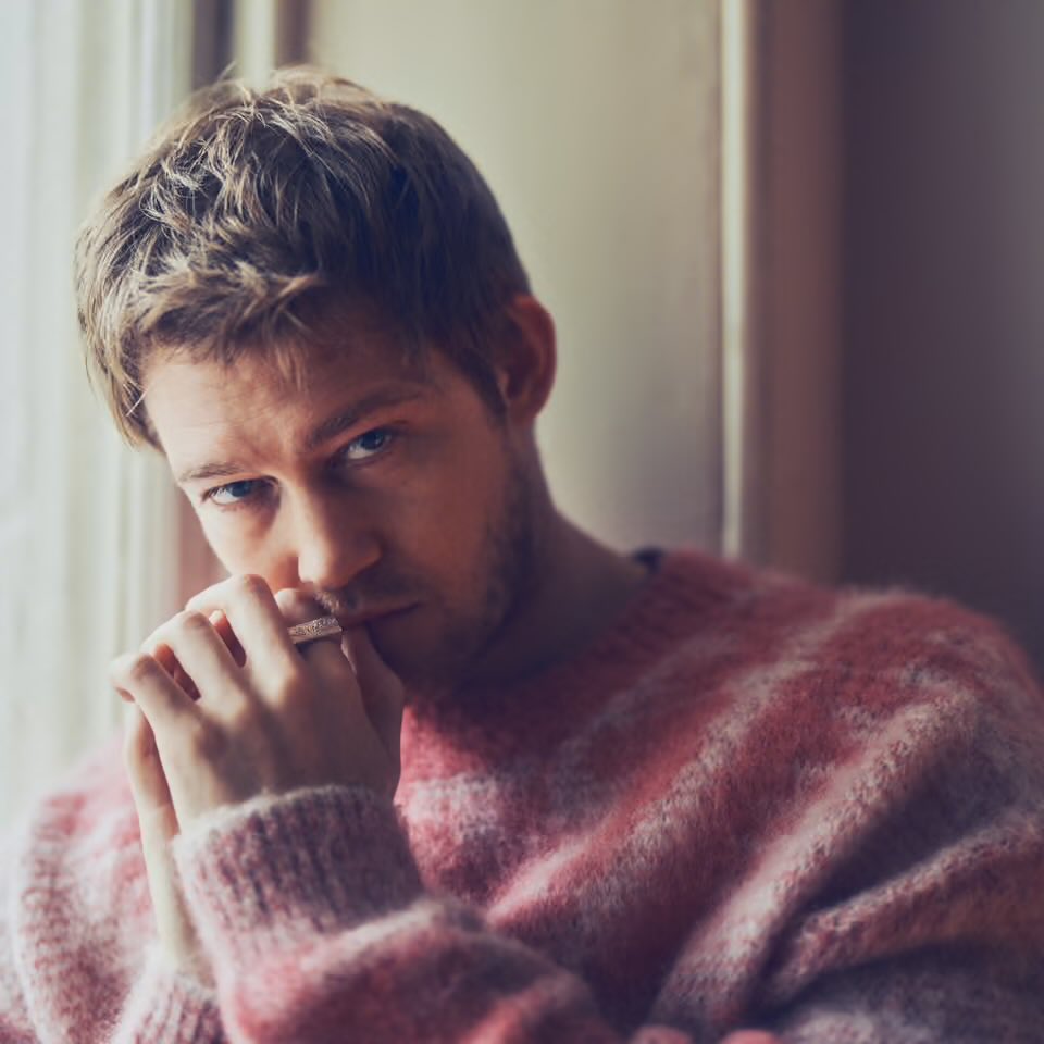 archivealwyn's tweet photo. Joe Alwyn when asked if he wants to move on from his past relationship:

“That’s something for other people to do. We’re talking about something that’s a while ago now in my life. So that’s for other people. That’s what I feel.” https://t.co/BV393rKT2s