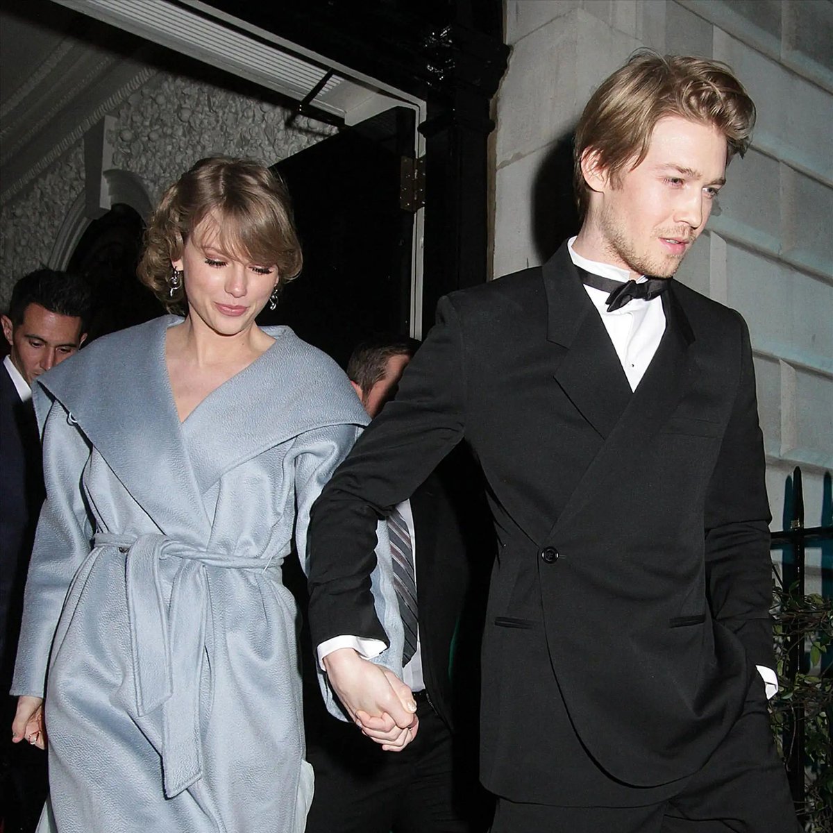 archivealwyn's tweet photo. Joe Alwyn when asked if he wants to move on from his past relationship:

“That’s something for other people to do. We’re talking about something that’s a while ago now in my life. So that’s for other people. That’s what I feel.” https://t.co/BV393rKT2s