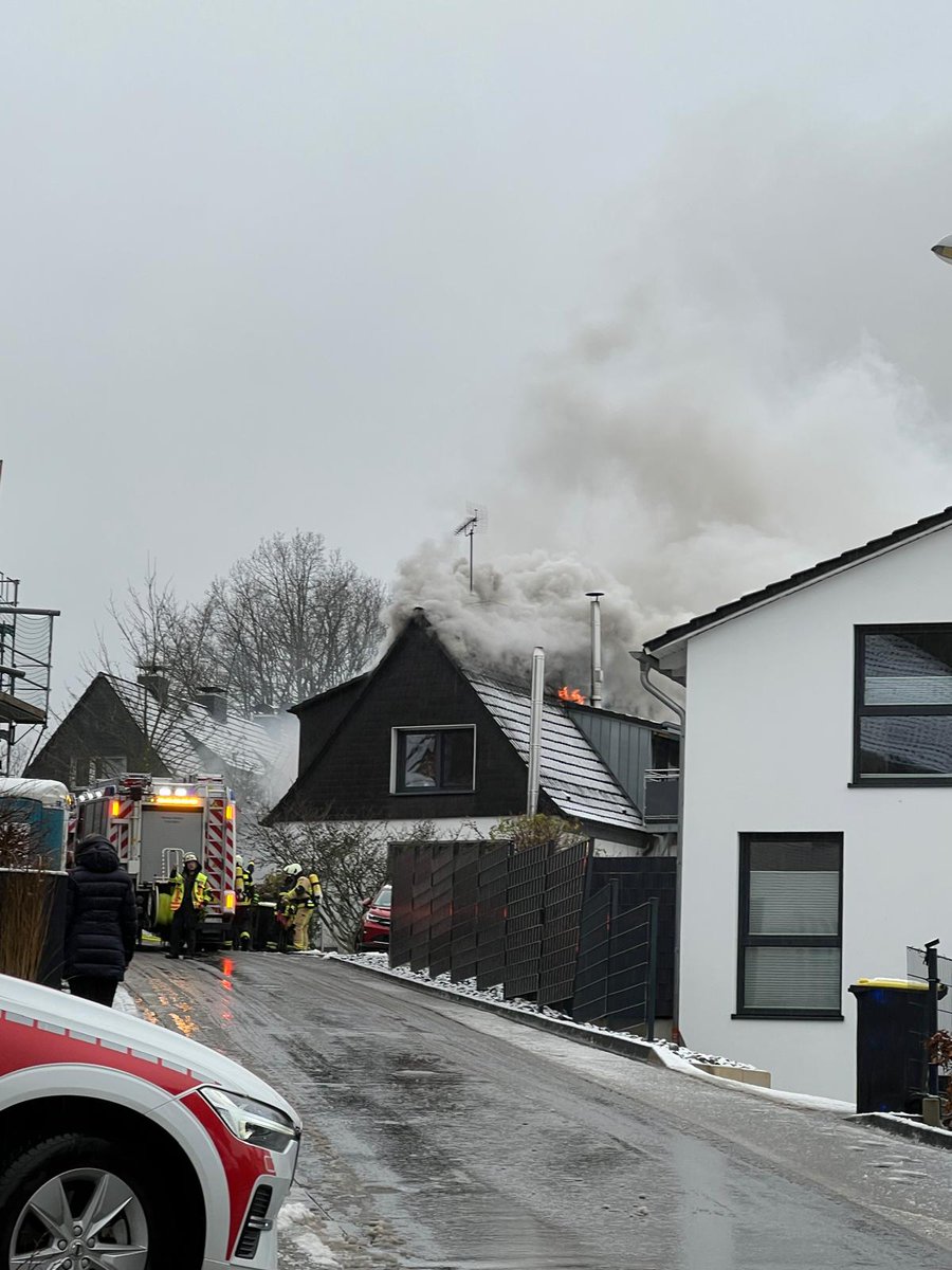 FeuerwehrWitten's tweet photo. #Feuerwehr #Witten
📟Dachstuhlbrand
➡️Rauhe Egge
🚒LZ Hauptwache
🚒LE Buchholz
🚒LE Herbede
Hauptwache wird durch die LE 3 besetzt
#einsatzfürwitten #FwWit https://t.co/55vBUoEYyl