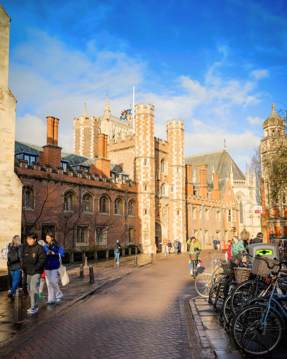 Cambridge_Uni's tweet photo. The sky's the limit for 2025! 💙

What are your hopes and dreams for this year? 💭

📷 Lloyd Mann
📍 @StJohnsCam https://t.co/PO4p82yibL