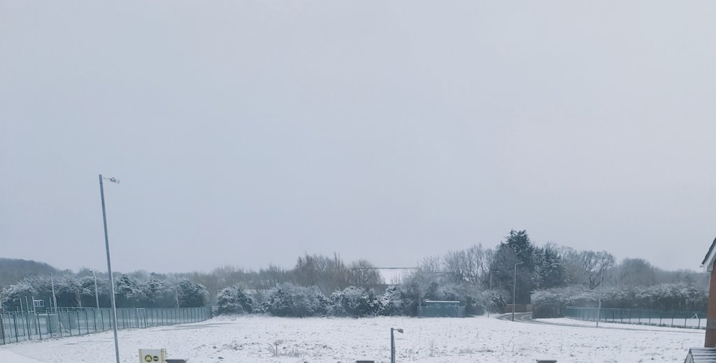 zepa84's tweet photo. A few weeks  too late ,would have been nice  over Xmas time #uksnow https://t.co/XEs9QVFZbQ
