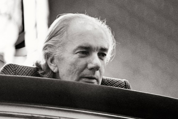 SirTomG's tweet photo. Franziskus

Im Wald bei der Schenke, da kommt er herein
wo die Lichtung das Gras überflutet
da seh ich ihn auf den Rosenkränzen
ohne Rock und Schuh, verblutet.

Thomas Bernhard  † 12. Februar 1989 https://t.co/JrBWc9yQX3