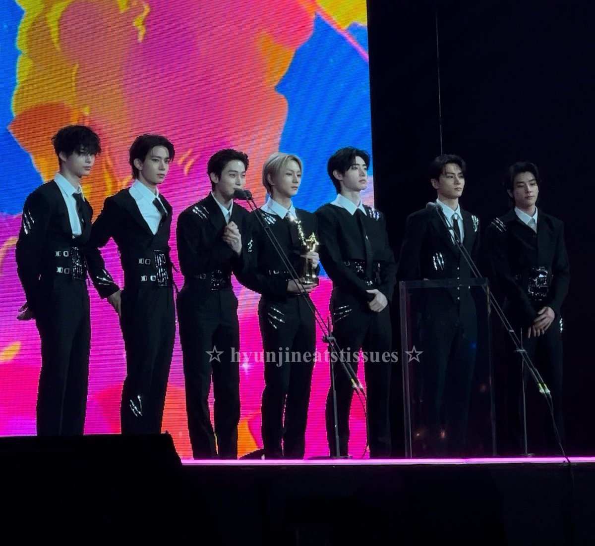 nics 𝜗𝜚 tweet media