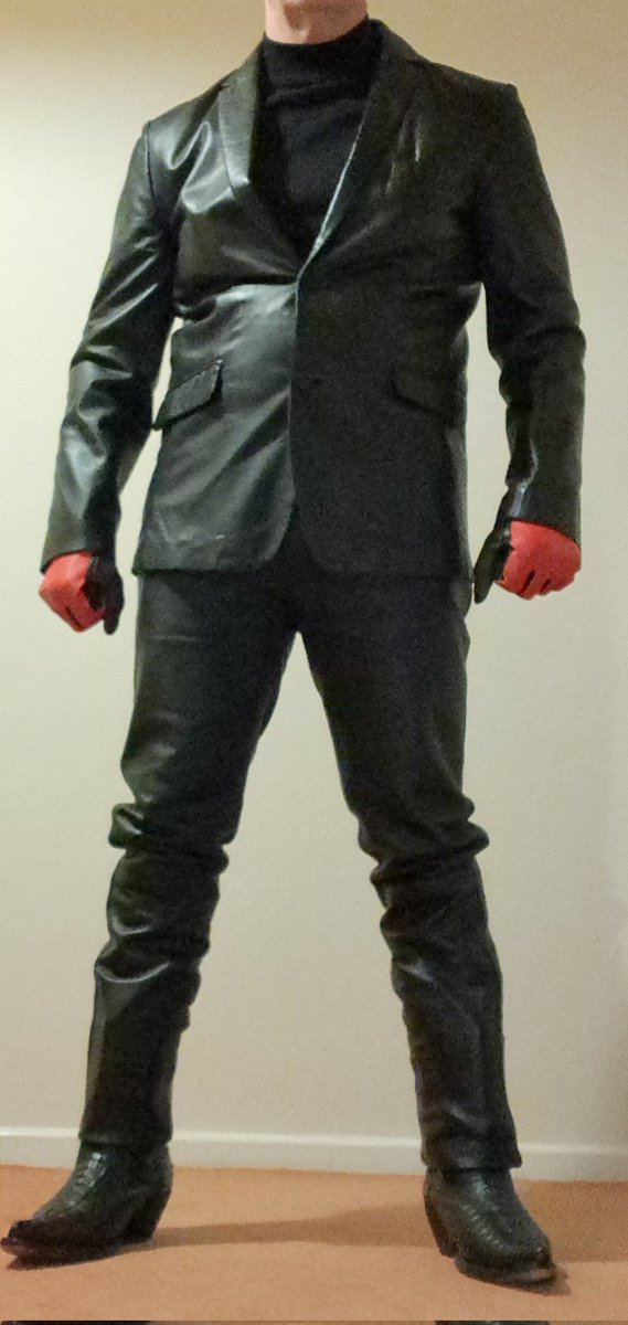LeatherCal255's tweet photo. Suited and Booted https://t.co/XSvwzN2Rha
