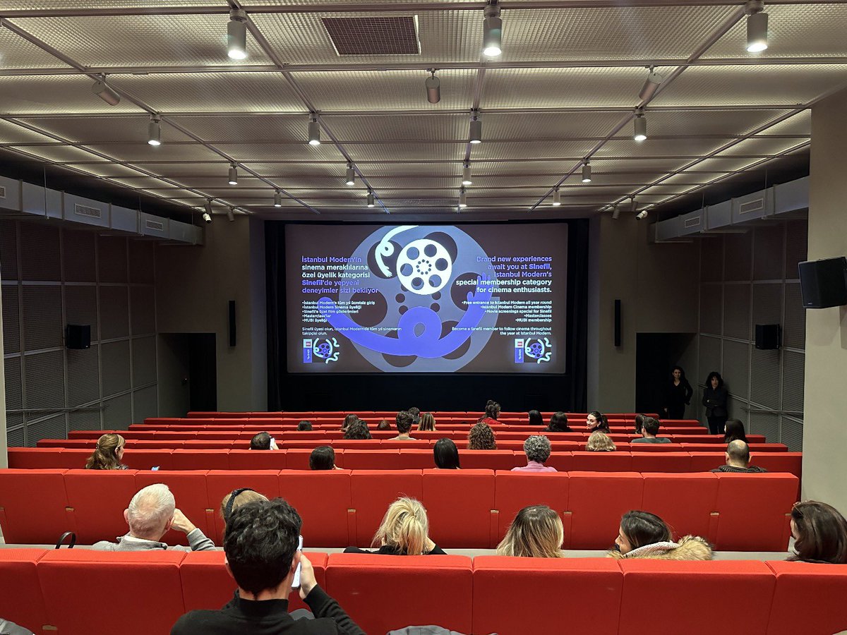 istanbulmodern_'s tweet photo. 🍿İstanbul Modern’in Sinefil üyeleri, sinema dünyasında yeni bir yıla adım atıyor!

43. İstanbul Film Festivali’nden Jüri Özel Ödülü, En İyi Senaryo, En İyi Erkek Oyuncu ve En İyi Kurgu ödülleriyle dönen BİLDİĞİN GİBİ DEĞİL filmi, festivalden sonra ilk kez 8 Ocak’ta Sinefillerle buluşuyor.

Gösterim, filmin yönetmeni Vuslat Saraçoğlu, oyuncular Serdar Orçin ve Hazal Türesan’ın katılımıyla gerçekleşiyor.
Sinefil üyeleri hem İstanbul Modern’in hem de İstanbul Modern Sinema’nın üyesi olarak, özel gösterimlere, yönetmen ve oyuncularla buluşmalara, sinemayla ilgili masterclass’lara ve daha birçok etkinliğe ücretsiz katılma ayrıcalığına sahip oluyor.

📌Detaylı bilgi için profilimizdeki bağlantıya tıklayın, Sinefil ailesinin bir parçası olun!
***
🍿 Istanbul Modern’s Sinefil members are stepping into the new year with the world of cinema!

NOT WHAT YOU THINK, winner of the Special Jury Prize, Best Screenplay, Best Actor, and Best Editing at the Istanbul Film Festival, will be screened for the first time after the festival accompanied by its director and cast, exclusively for Sinefil members on January 8.

The screening will be attended by the film’s director Vuslat Saraçoğlu and actors Serdar Orçin and Hazal Türesan.
As members of both Istanbul Modern and Istanbul Modern Cinema, Sinefil members enjoy exclusive access to screenings, meetings with directors and actors, cinema-related masterclasses, and much more, all for free.

📌 Click the link in our profile for more information and become a Sinefil member!