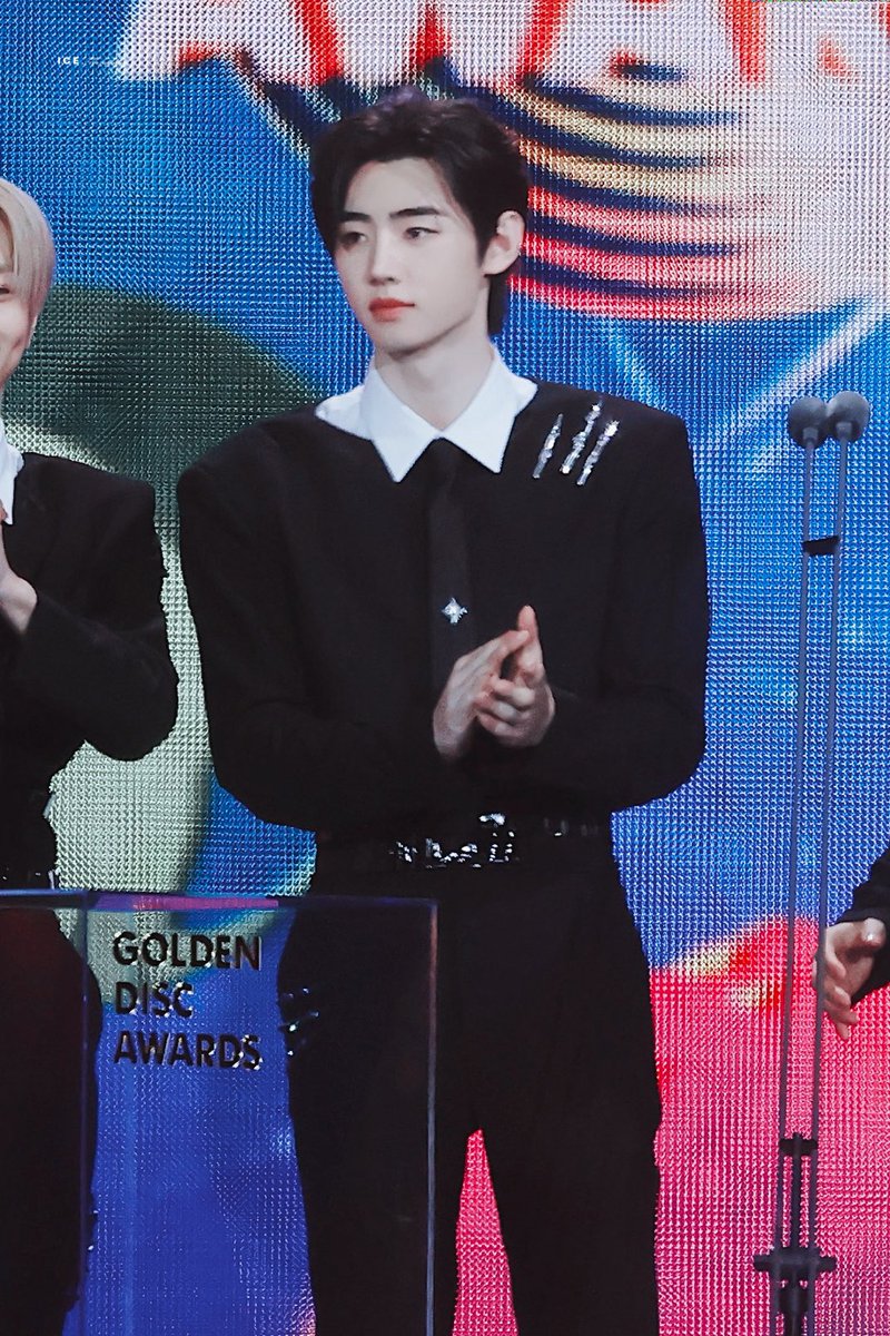 𝑰𝒄𝒆 tweet media