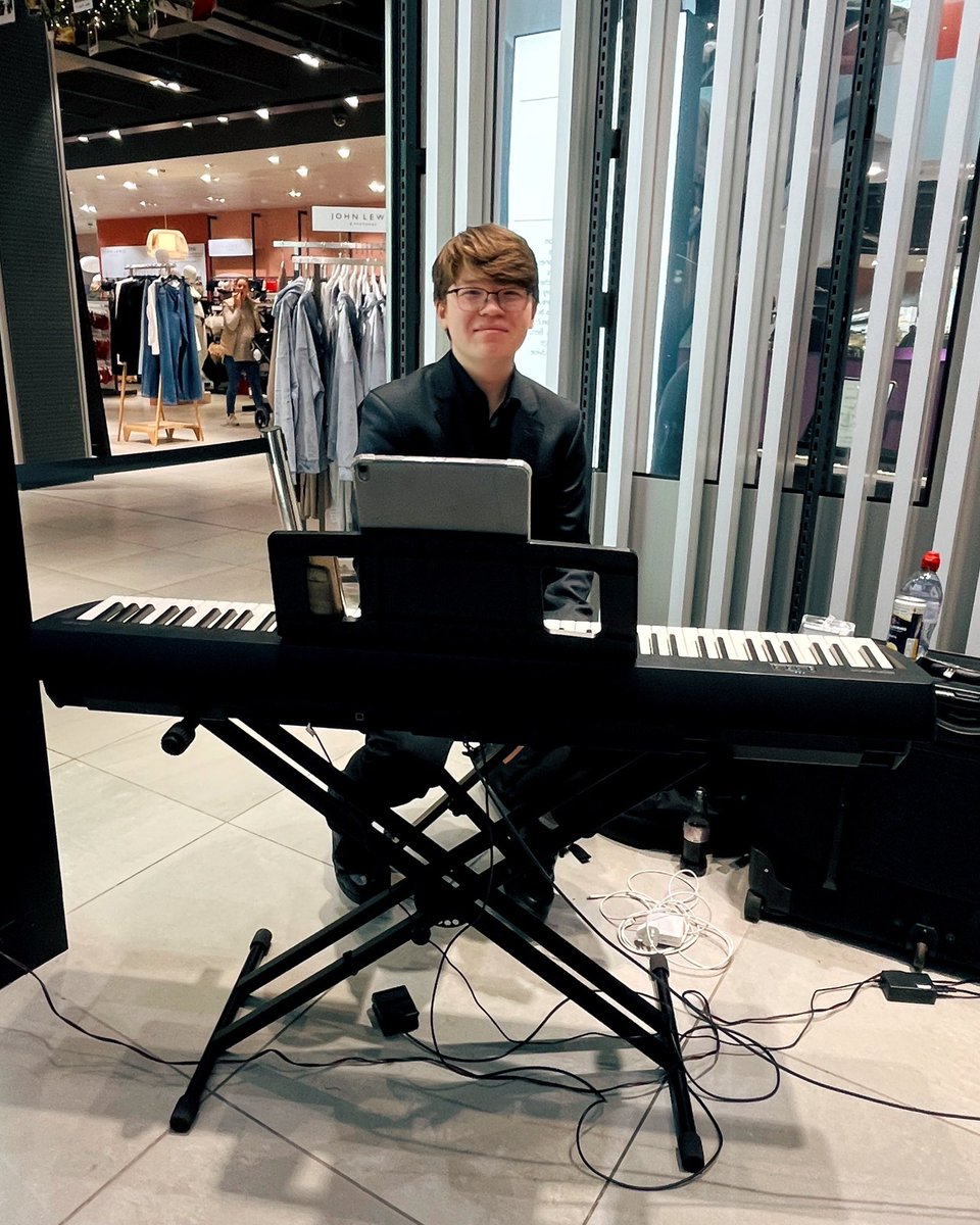 rubythejazzdiva's tweet image. 🎄 John Lewis, Chelmsford 🎄

Last month, we LOVED performing at John Lewis in Chelmsford as a duo! It was such a wonderfully festive opportunity!
Enjoy these picsssssss hehe &amp;lt;3

#thejazzdivaofourera #rubyrobinsonmusic #livemusic #johnlewis