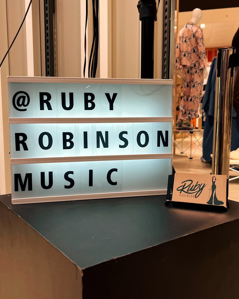 rubythejazzdiva's tweet image. 🎄 John Lewis, Chelmsford 🎄

Last month, we LOVED performing at John Lewis in Chelmsford as a duo! It was such a wonderfully festive opportunity!
Enjoy these picsssssss hehe &amp;lt;3

#thejazzdivaofourera #rubyrobinsonmusic #livemusic #johnlewis