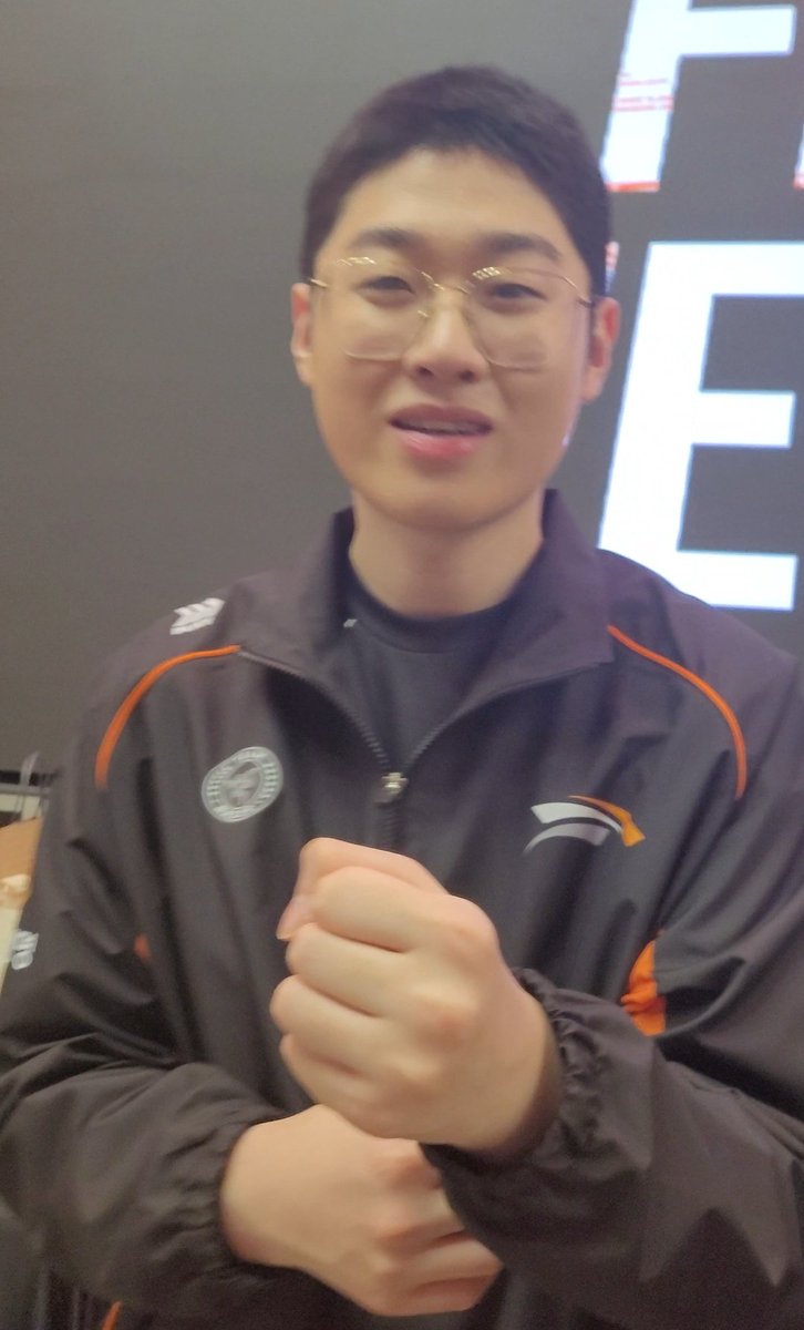 cosmololzeus's tweet image. 밤톨머리 우제😊