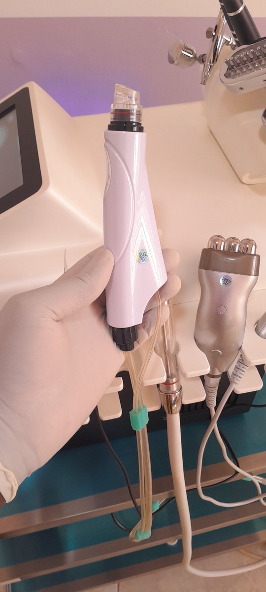 NicmarkDerma's tweet photo. Introducing the Glowskin-Oxygen beauty system that operates with 10 wands to rejuvinate, revitilise and maintain your skin. Its your ideal therapy if goal is antiaging, anti-wrinkles, smooth glowing skin, even skin tone, anti-sagging acne control. https://t.co/uPSrQBzeJK