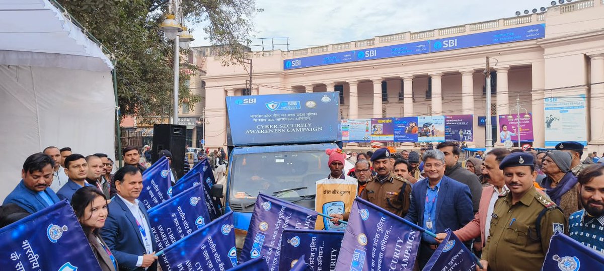 Gwalior_police's tweet photo. एसबीआई और ग्वालियर पुलिस का संयुक्त रूप से ‘‘साइबर जागरूकता रथ"
🔴 आमजन को साइबर अपराधों के प्रति जागरूक करने के लिये जागरूकता रथ को आज महाराज बाड़ा पर आयोजित कार्यक्रम में हरी झंडी दिखाकर रवाना किया।
🔴 जागरूकता रथ द्वारा नुक्कड़ नाटक के माध्यम से लोगों को जागरूक किया जाएगा। https://t.co/P5JAK2Vzsd