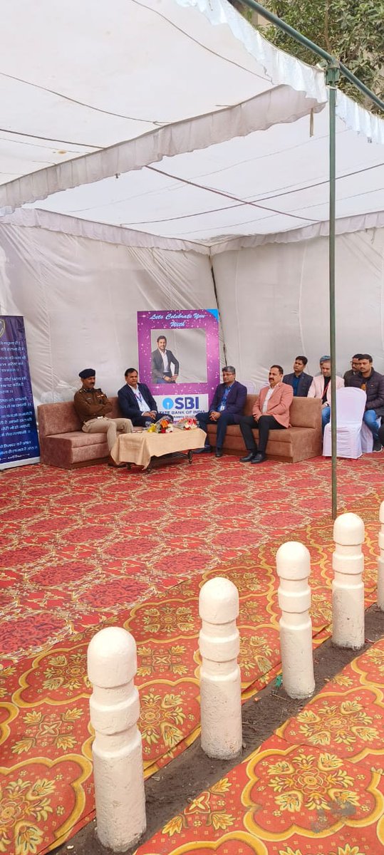 Gwalior_police's tweet photo. एसबीआई और ग्वालियर पुलिस का संयुक्त रूप से ‘‘साइबर जागरूकता रथ"
🔴 आमजन को साइबर अपराधों के प्रति जागरूक करने के लिये जागरूकता रथ को आज महाराज बाड़ा पर आयोजित कार्यक्रम में हरी झंडी दिखाकर रवाना किया।
🔴 जागरूकता रथ द्वारा नुक्कड़ नाटक के माध्यम से लोगों को जागरूक किया जाएगा। https://t.co/P5JAK2Vzsd