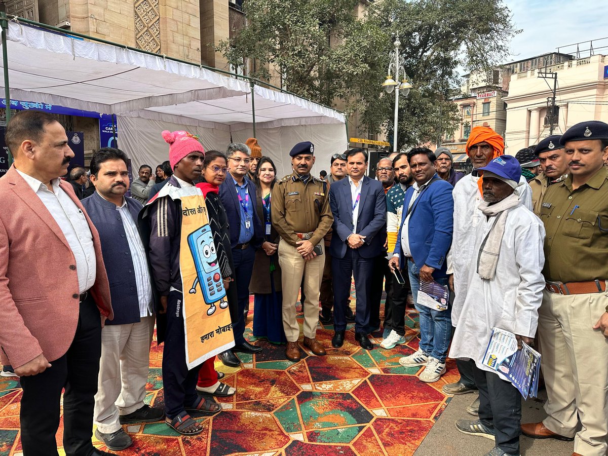 Gwalior_police's tweet photo. एसबीआई और ग्वालियर पुलिस का संयुक्त रूप से ‘‘साइबर जागरूकता रथ"
🔴 आमजन को साइबर अपराधों के प्रति जागरूक करने के लिये जागरूकता रथ को आज महाराज बाड़ा पर आयोजित कार्यक्रम में हरी झंडी दिखाकर रवाना किया।
🔴 जागरूकता रथ द्वारा नुक्कड़ नाटक के माध्यम से लोगों को जागरूक किया जाएगा। https://t.co/P5JAK2Vzsd