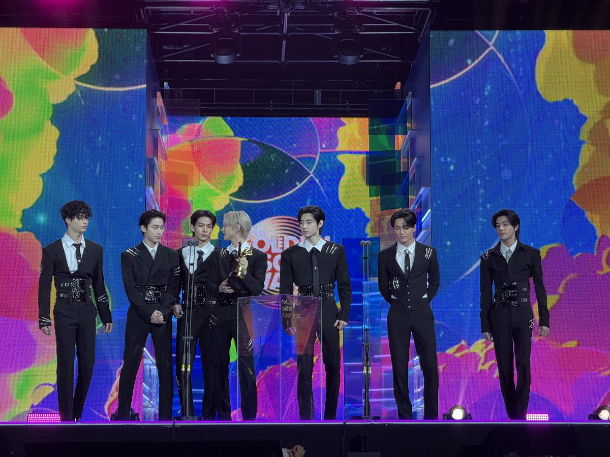 kittysunwon's tweet photo. “ARE YOU PROUD OF ENHYPEN??”

😭         😭     😭😭😭    😭😭😭
    😭  😭        😭               😭
       😭            😭😭           😭😭😭  
       😭            😭                           😭
       😭            😭😭😭     😭😭😭 https://t.co/H5d4j6dj2Y