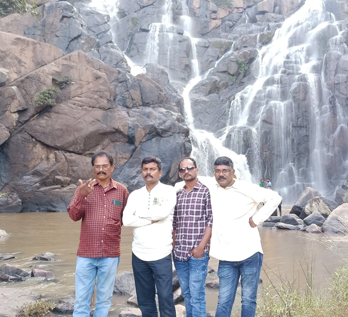 जिंदगी को ठंड और घमंड दोनों से बचाकर रखिए..!
क्योंकि.......
दोनों ही परिस्थितियों में इंसान अकड़ जाता है।।
#INDvAUS
