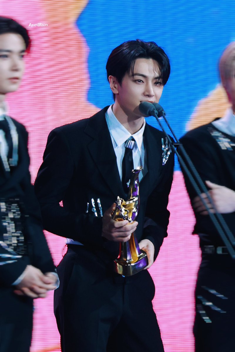AprilRain_0420's tweet photo. 250105 GDA

🏆

#제이 #ENHYPEN #엔하이픈 #Jay #ジェイ #엔하이픈 #エンハイプン https://t.co/gjPk0Do8AU