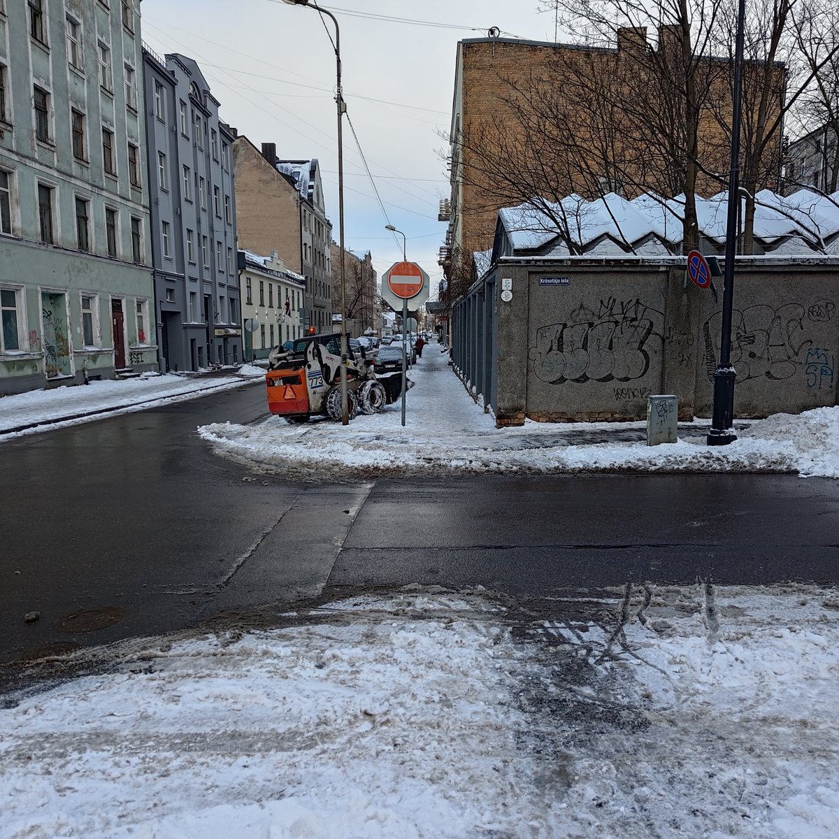 nibures's tweet photo. Vairākas reizes lūgts pārcelt šo zīmi uz blakus esošo gaismas stabu, lai netraucē tiem, kas izmanto ietvi. Fonā redzami tādi paši stabi ar piestiprinātām ceļazīmēm. Diemžēl neko, viss atbilst standartiem. Pat ja tas traucē pašu ietvju uzkopšanas darbam. Ārtelpa un mobilitāte 2025 https://t.co/i9yvjB2fap