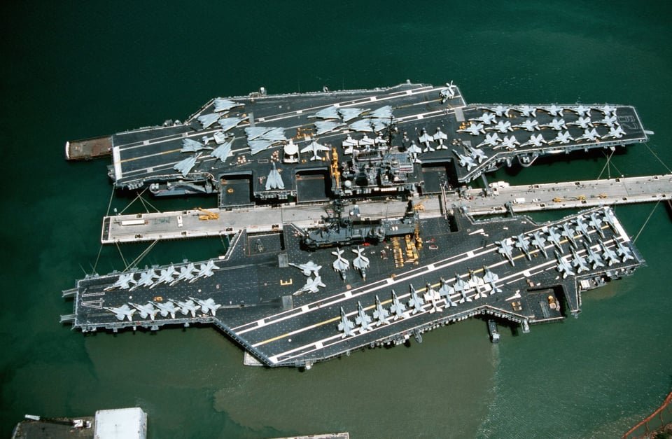 r116440's tweet photo. 🇺🇸 @USNavy Forrestal class #aircraftcarrier USS Independence (CV-62), top, & lead ship of her class USS Midway (CV-41) moored at Naval Station Pearl Harbor, Hawaii (USA), 23 Aug 1991. #warship #navy #naval @USSMidwayMuseum #USSIndependence #CV62 #CV41 https://t.co/sP1W8EnD4g