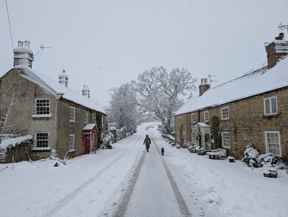 Walking in a #WinterWonderland 
#Coxwold in <a href="/NorthYorkMoors/">North York Moors NP</a> #YORKSHIRE this morning. 10 to 15cms of snow.