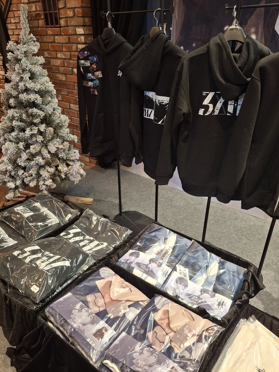 dalmo_som's tweet photo. 좀 늦게 간지라 품절 많을까봐 걱정했는데 거의 있더라고요!!! 인생네컷도 넘 예뻤구!! 무엇보다 멋진 전시도 구경하고 예쁜 굿즈도 한아름 사고 바로 이어서 음료마시고 인생네컷도 찍고!! 한 장소에서 알차게 전독시를 즐길 수 있다니 정말 최고의 이벤트였습니다 😍😍😍 https://t.co/VxOpw7vqXl