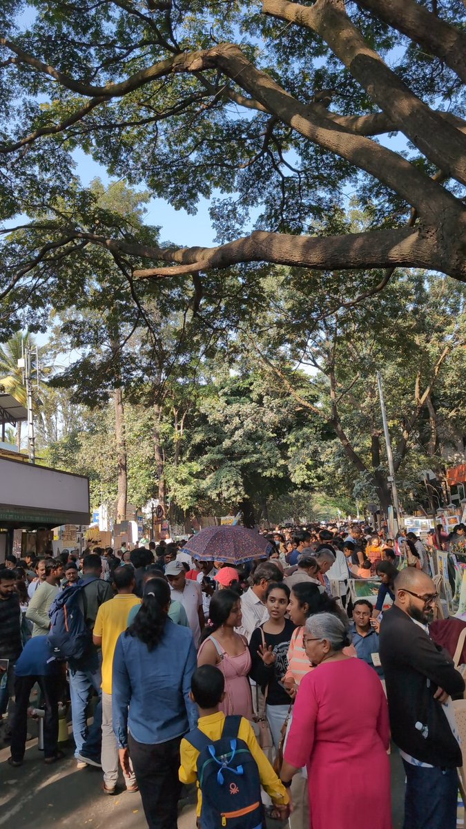 gkparam's tweet photo. Massive crowds milling at Chitra Santhe Bangalore. Taking arts to the common man. #chitrasante https://t.co/IkQ6ACkk03