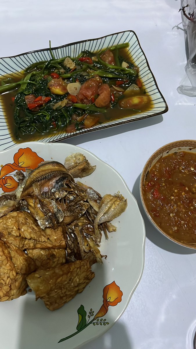chikkascania's tweet photo. Masak lagi tapi dibantuin swami, 10 menit aja kaki gue gemeter wkwk masyaaallah ye🙂‍↕️ https://t.co/NunCdAOgZT
