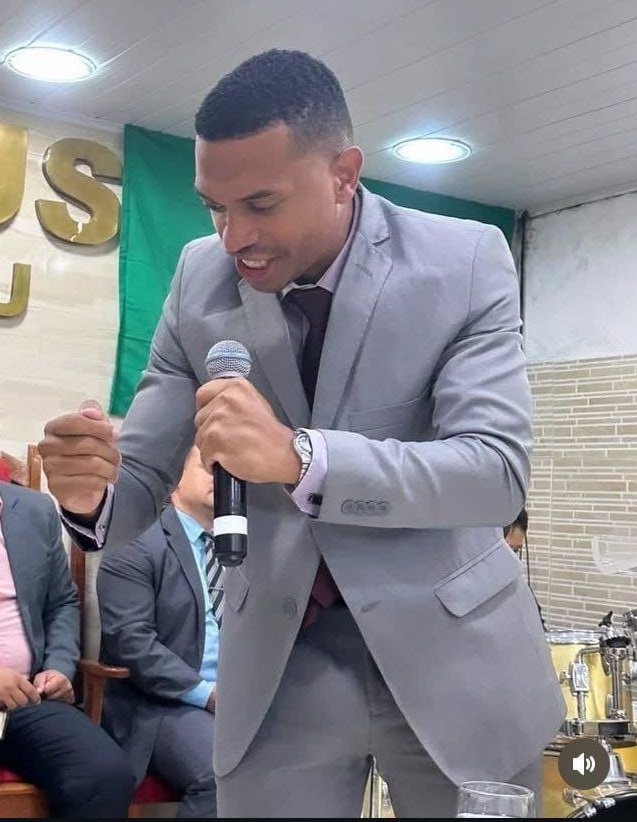 GRINDRDEPRESSO1's tweet photo. Pastor da Igreja Renascer Pentecostal de Salvador tem supostos vídeos íntimos vazados e web reage: “o tamanho do cajado”. https://t.co/7ZkTn5UGxU