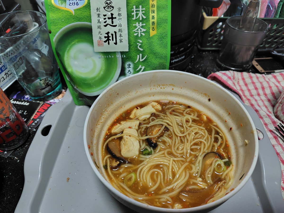 本日の夕飯🍜

キムチ鍋ラーメン‼️
キムチ鍋の素にアレンジ追加して、シイタケの出汁、抹茶ミルク(粉)、ポン酢で味を足し算してみた🫡

結構イケる味になった👍