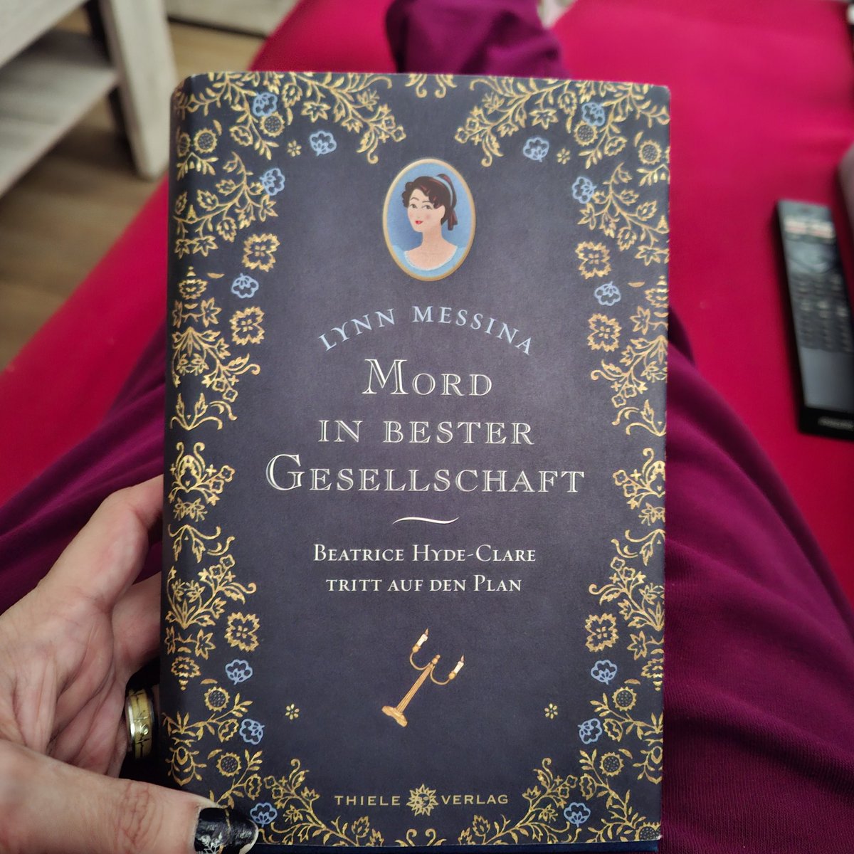 Tiijaei's tweet photo. *beendet*

Lynn Messina ist eine gekonnte Mischung aus Jane Austen und Miss Marple. Der Stil anfangs etwas sperrig, aber doch kommt man schnell rein und stellt seine ganz eigenen Vermutungen auf. Mochte das Buch wirklich.

🌟🌟🌟🌟🌟

#twitterliest https://t.co/eKNGBaHG36