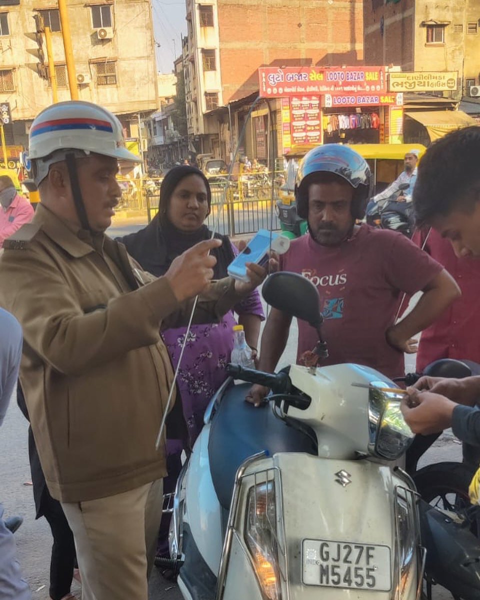 PoliceAhmedabad's tweet photo. કે ટ્રાફિક પોલીસ સ્ટેશન દ્વારા દાણીલીમડા ચાર રસ્તા ખાતે આગામી ઉત્તરાયણ તહેવાર નિમિત્તે વાહન ચાલકોને દોરીથી બચાવવા સેફટી ગાર્ડ લગાડવામાં આવ્યા.

#ahmedabadtrafficpolice #ahmedabadpolice #gujaratpolice #kitefestival #kitefestival2025 @GujaratPolice @AhmedabadPolice https://t.co/8wY7yzGAvV