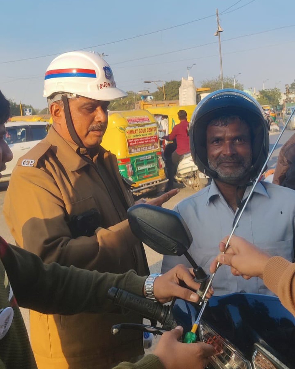 PoliceAhmedabad's tweet photo. કે ટ્રાફિક પોલીસ સ્ટેશન દ્વારા દાણીલીમડા ચાર રસ્તા ખાતે આગામી ઉત્તરાયણ તહેવાર નિમિત્તે વાહન ચાલકોને દોરીથી બચાવવા સેફટી ગાર્ડ લગાડવામાં આવ્યા.

#ahmedabadtrafficpolice #ahmedabadpolice #gujaratpolice #kitefestival #kitefestival2025 @GujaratPolice @AhmedabadPolice https://t.co/8wY7yzGAvV