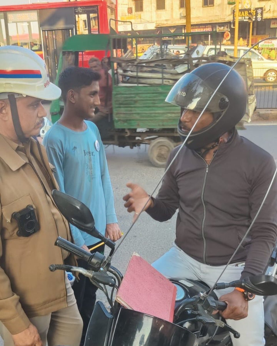 PoliceAhmedabad's tweet photo. કે ટ્રાફિક પોલીસ સ્ટેશન દ્વારા દાણીલીમડા ચાર રસ્તા ખાતે આગામી ઉત્તરાયણ તહેવાર નિમિત્તે વાહન ચાલકોને દોરીથી બચાવવા સેફટી ગાર્ડ લગાડવામાં આવ્યા.

#ahmedabadtrafficpolice #ahmedabadpolice #gujaratpolice #kitefestival #kitefestival2025 @GujaratPolice @AhmedabadPolice https://t.co/8wY7yzGAvV