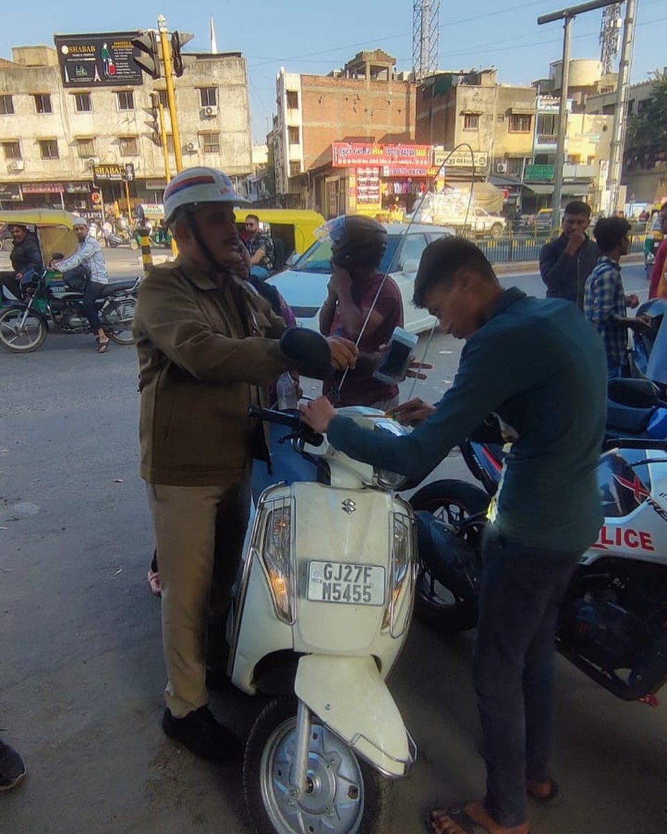 PoliceAhmedabad's tweet photo. કે ટ્રાફિક પોલીસ સ્ટેશન દ્વારા દાણીલીમડા ચાર રસ્તા ખાતે આગામી ઉત્તરાયણ તહેવાર નિમિત્તે વાહન ચાલકોને દોરીથી બચાવવા સેફટી ગાર્ડ લગાડવામાં આવ્યા.

#ahmedabadtrafficpolice #ahmedabadpolice #gujaratpolice #kitefestival #kitefestival2025 @GujaratPolice @AhmedabadPolice https://t.co/8wY7yzGAvV