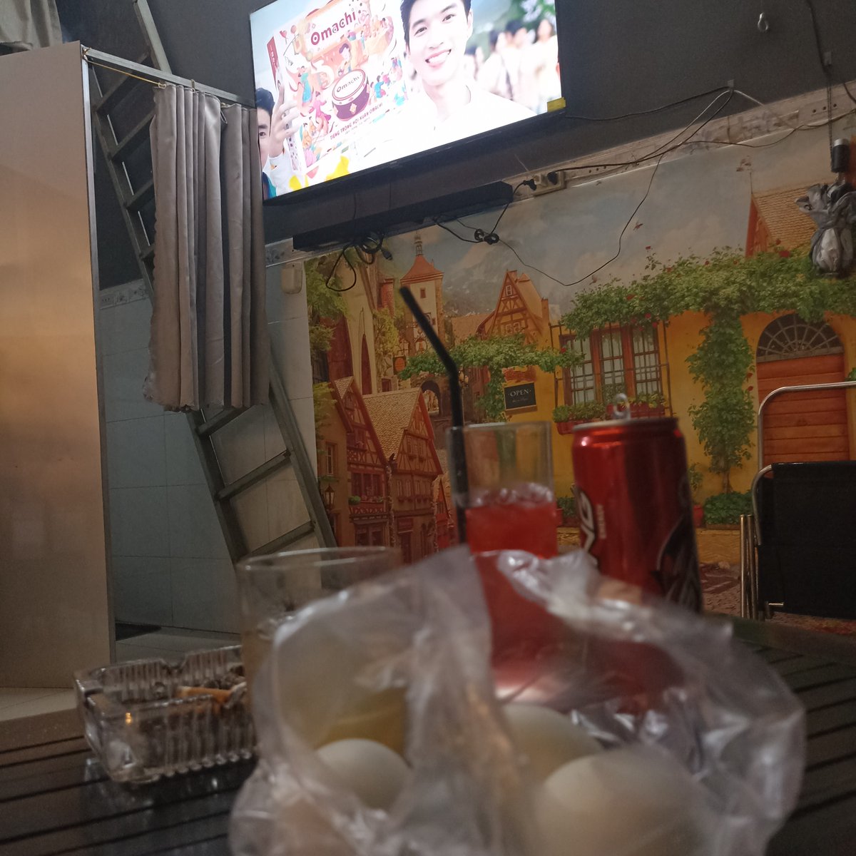 huynhconghuan83's tweet photo. Tình trạng các quán cà phê ở Việt Nam hiện giờ.
#Vietnam #football #AFFcup https://t.co/XCmZW33f52